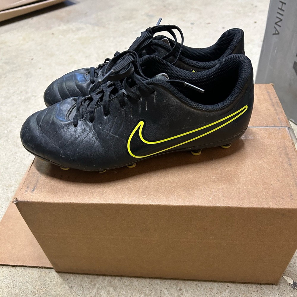 Nike Black Soccer Cleats with Yellow Accents boys size 6 shoes athletic. Big boy